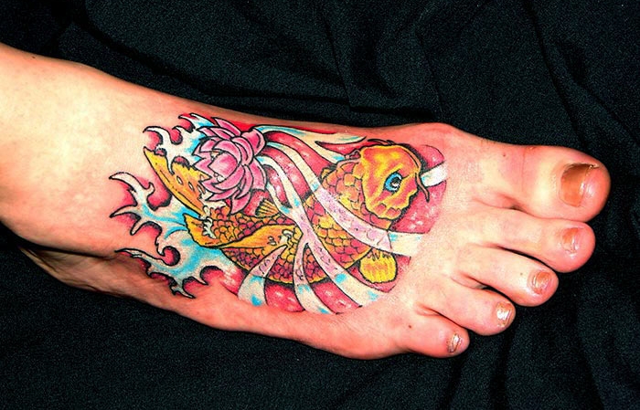 tatouage japonais sur le pied symboles japon carpe koi fleur lotus