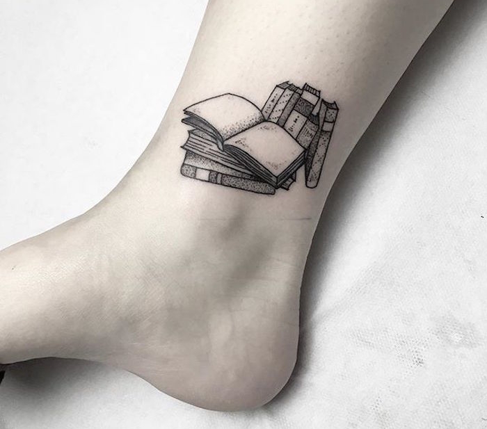 idée tatouage femme pied motif tattoo livres motif litterature
