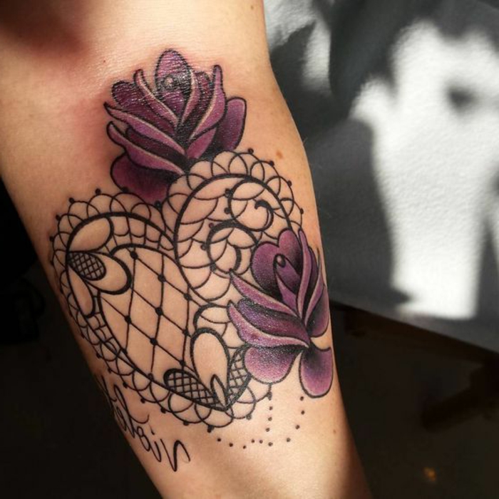tatouage manchette, tatouage fleur pourpre et coeur, motifs de tatouage gothiques