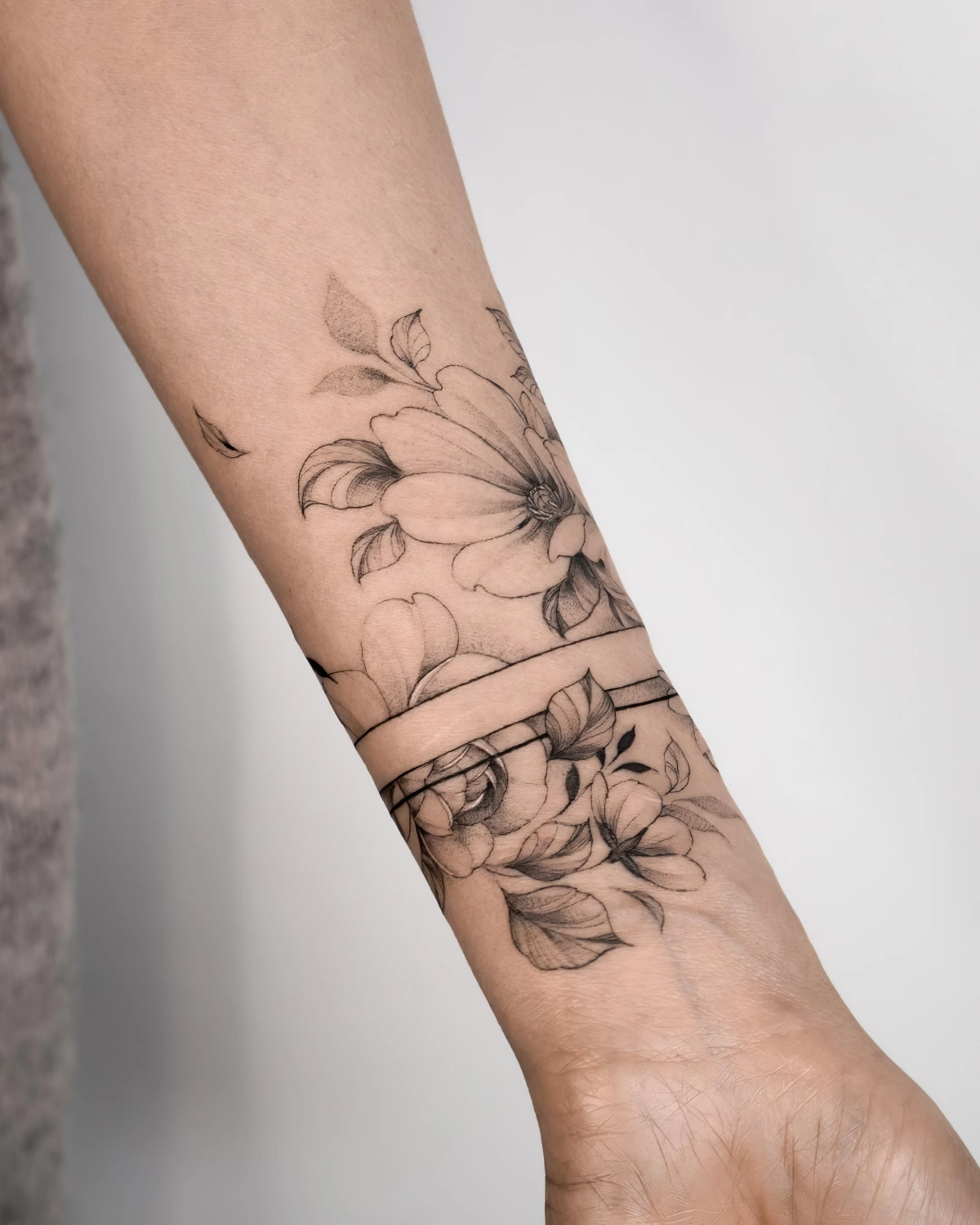 tatouage manchette femme discret motifs fleurs bijou peau dessin