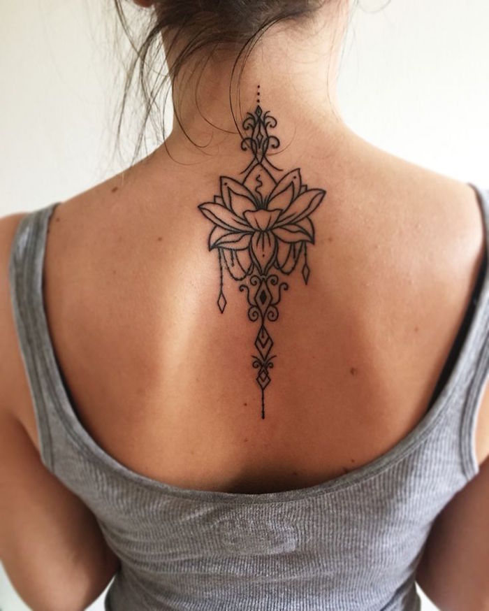 tatouage femme haut dos fleur de lotus tattoo nuque