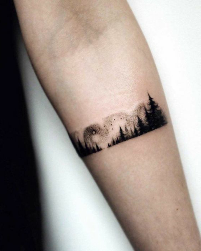 tatouage minimaliste homme, tatouage stylé avant-bras, forêt de pins