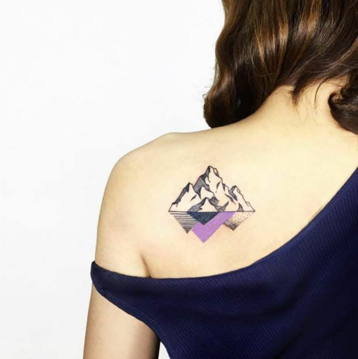 tatouage montagne sous l'épaule, symbole de montagne en noir et lilas