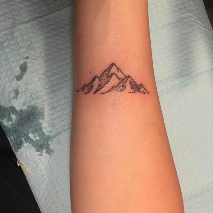 tatouage montagne, mini tatouage, dessin simple et stylisé, tatouage discret femme