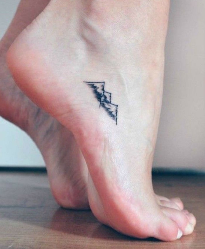 petit tattoo pied tatouage montagne sur la cheville femme