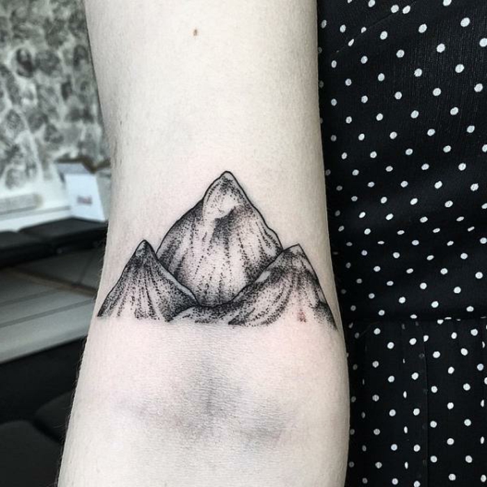 tatouage montagne, trois cimes tatouées au bras, robe noire à pois