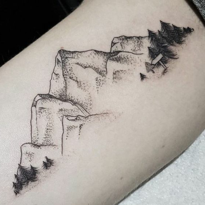tatouage noir et blanc, pins aux pieds de la montagne, dessins de tatouages 