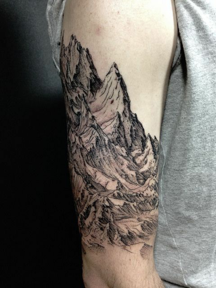 tatouage noir et blanc, manche tatouage homme, montagne majestueuse