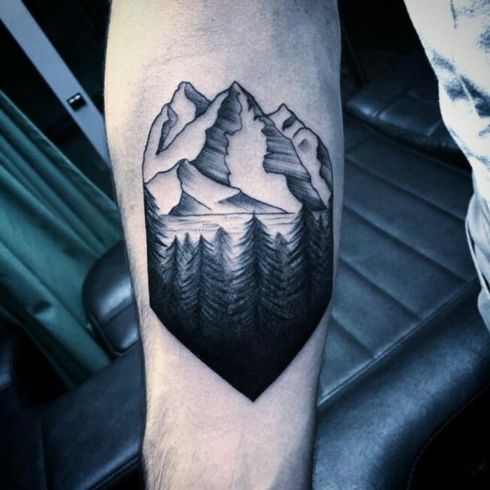 tatouage noir et blanc, montagne, lac et rivière tatoués sur le bras homme
