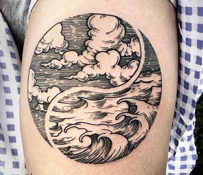 tatouage de nuage cuisse femme circulaire tattoo tempete mer nuages