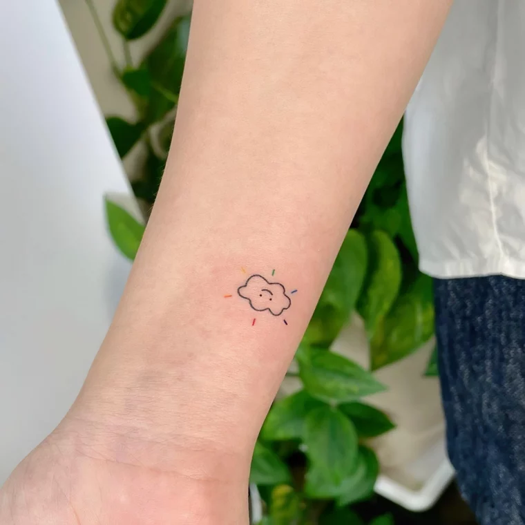 tatouage nuage minimaliste emoji symbole sourire lignes colorees