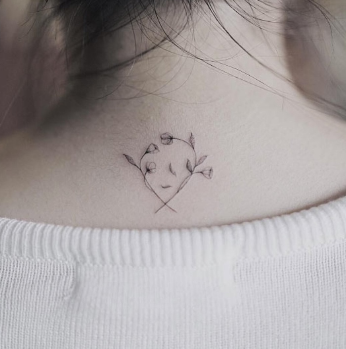 idée de tatouage petit, une couronne de fleurs sur la nuque, dessin noir, graphique, femme élégante