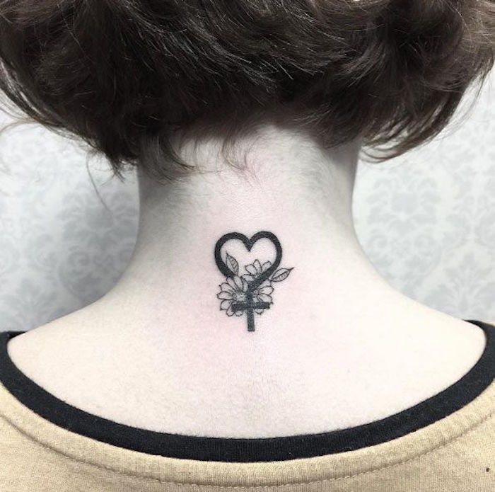 tattoo nuque tatouage cou idée motif tatouages femme coeur croix fleurs