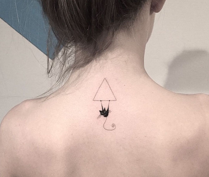 tatoo femme idée tatouage feminin haut du dos tatouages chat triangle nuque