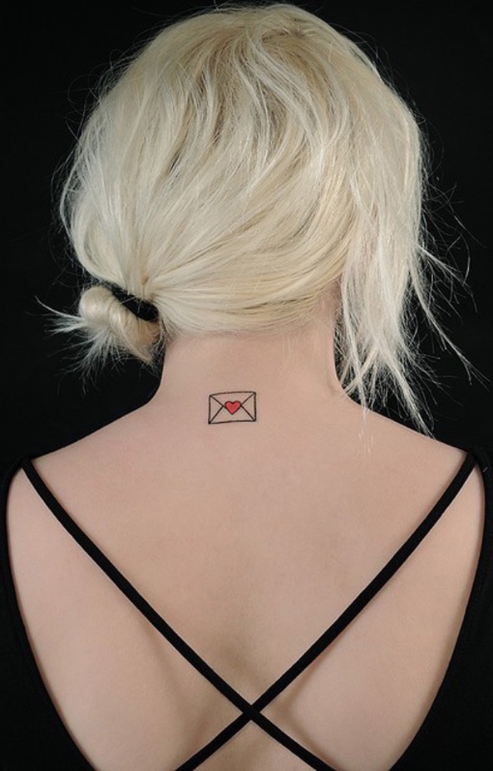 tatouage nuque femme, une lettre graphique avec tampon coeur rouge, femme blond platine, idée de tatouage petit