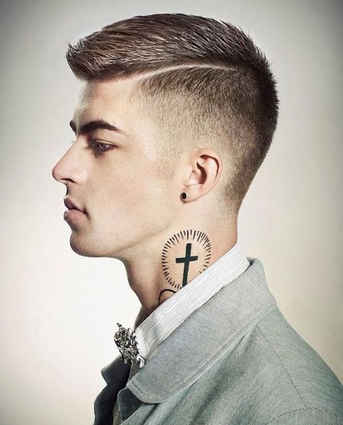 tatouage nuque homme tattoo croix dans le cou garcon idée tatouages