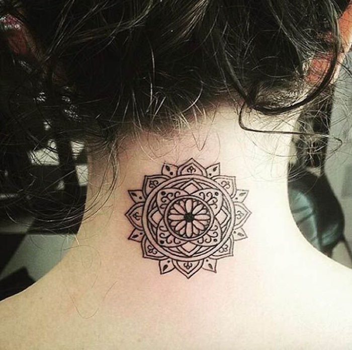 tatouage mandala rosace cou tattoo nuque femme idées motifs