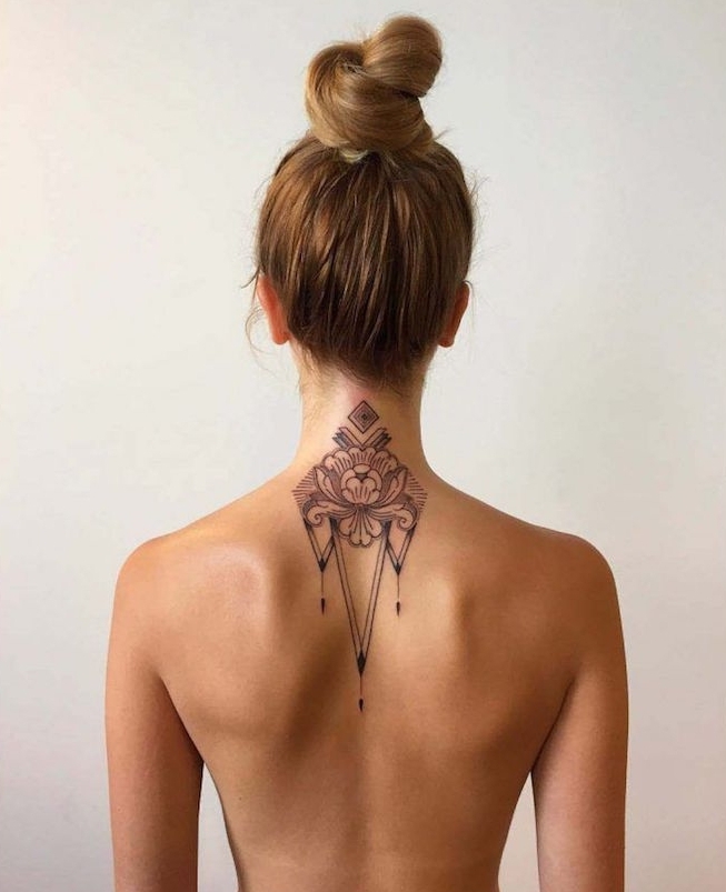 tatouage nuque femme artistique grand tattoo dans le cou haut du dos