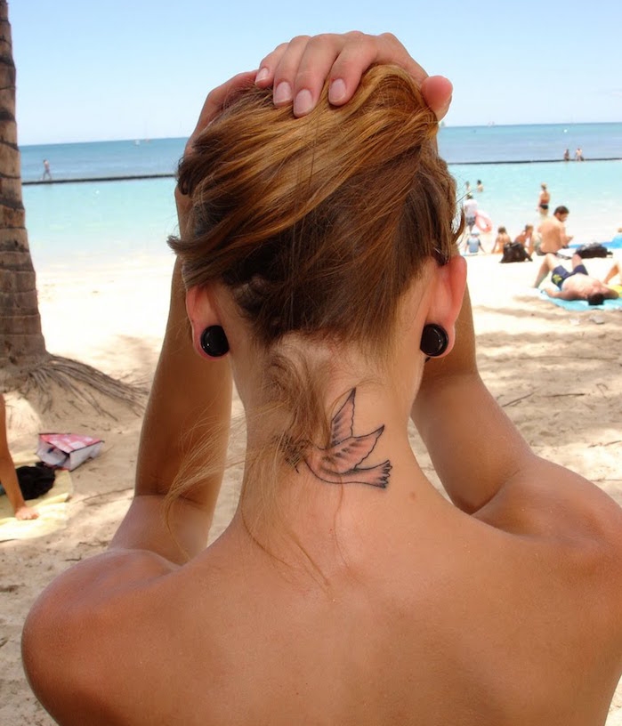 tatouage oiseau nuque tattoo cou idée modele tatouages femme coup hirondelle