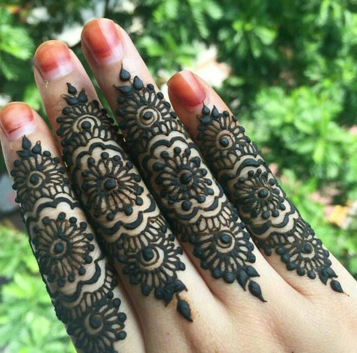 tatouage original sur les doights, tatouage au henné, motif dentelle noire