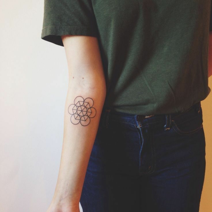 Styles tatouages tattoo coeur simple taouage etoile geometrique cercles