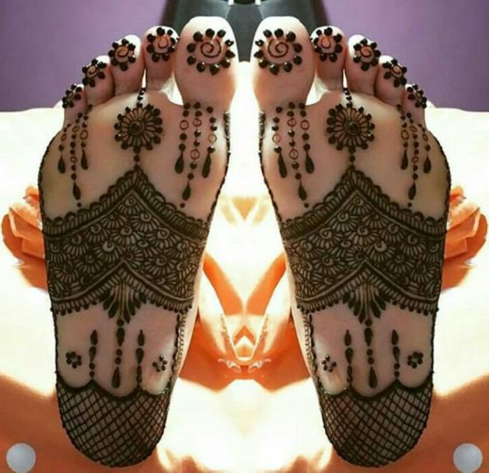 tatouage original, plante des pieds tatouée avec henné, motifs plantureux sur les pieds