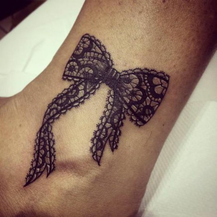 tatouage papillon dentelle, ruban noué tatoué à la cheville du pied