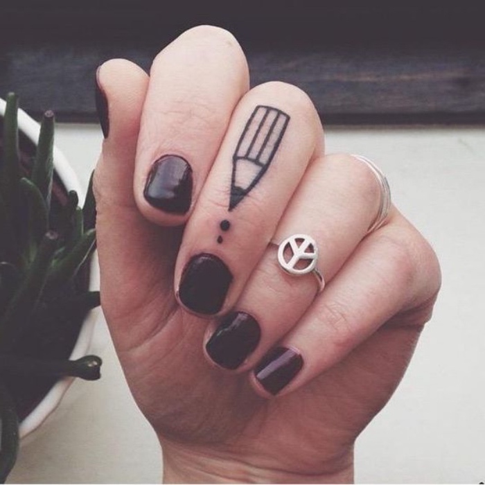 tatouage petit avec un crayon sur le doigt, phalange, idée de tattoo femme artistique