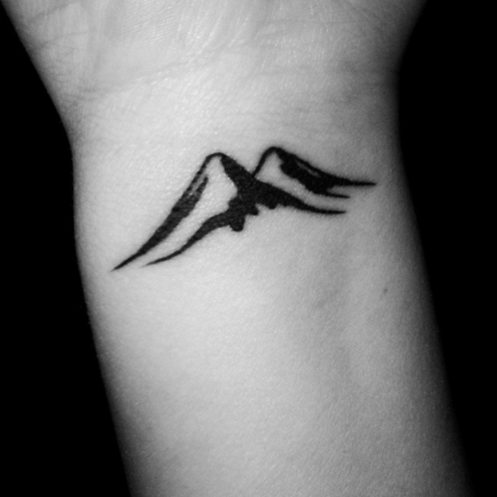 tatouage petit, montagne noire tatouée au poignet, deux cimes de montagne