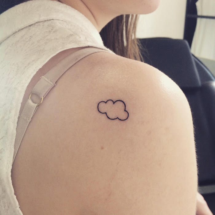 petit tattoo discret épaule femme ou tatouage simple nuage discret