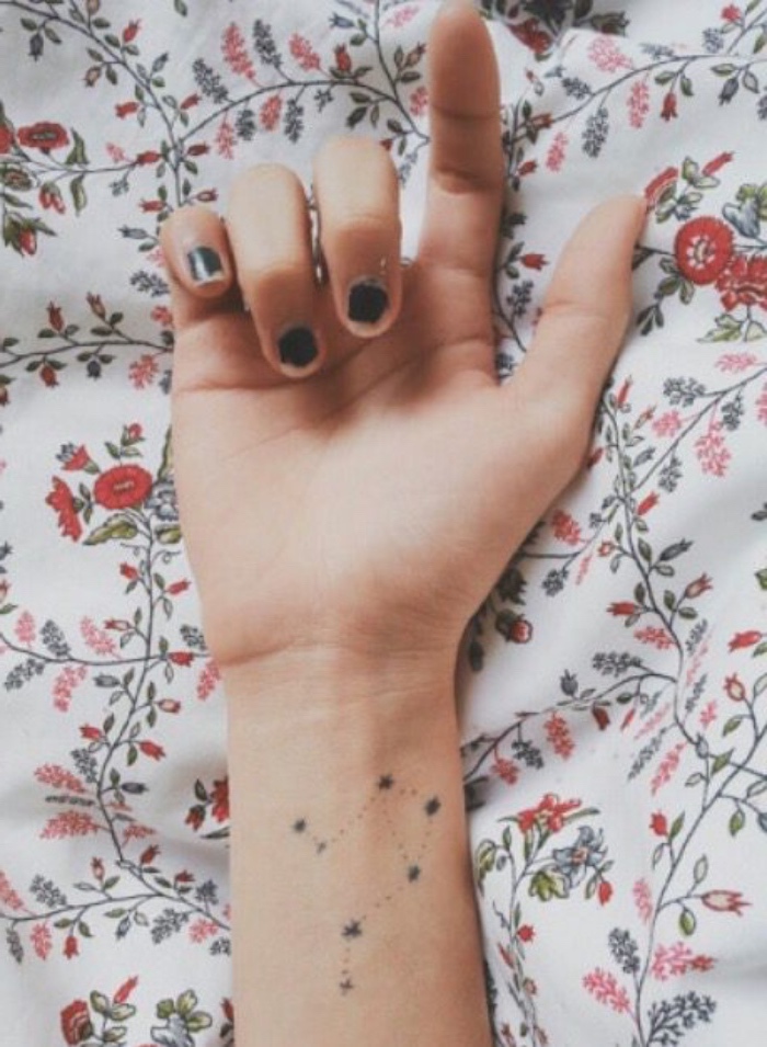 petit tatouage femme sur le bras, une constellation d'étoiles, idée tattoo femme original