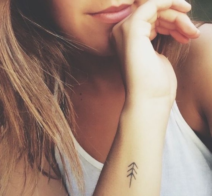 idée de petit tatouage bras femme, un sapin graphique, dessin simplifié, arbre, motif tribal