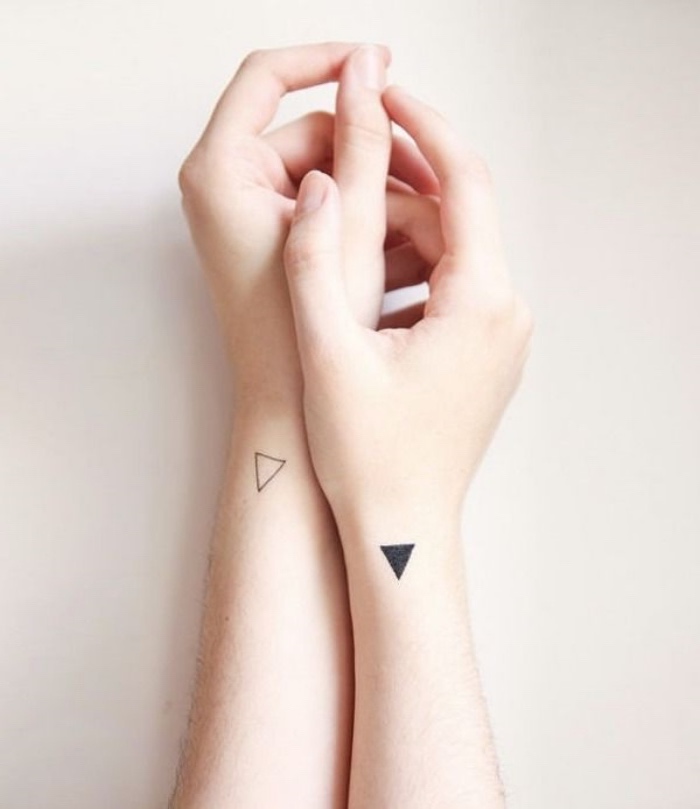 tatouage petit pour lui et pour elle, petits triangles sur le poignet, style graphique, simple
