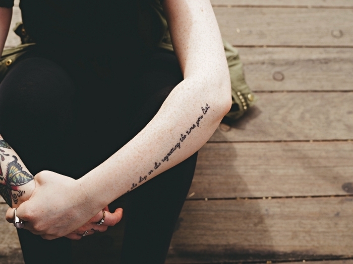 tatouage phrase à l'avant-bras, idée de tatouage avant bras femme vertical, tattoo mots inspiranst 
