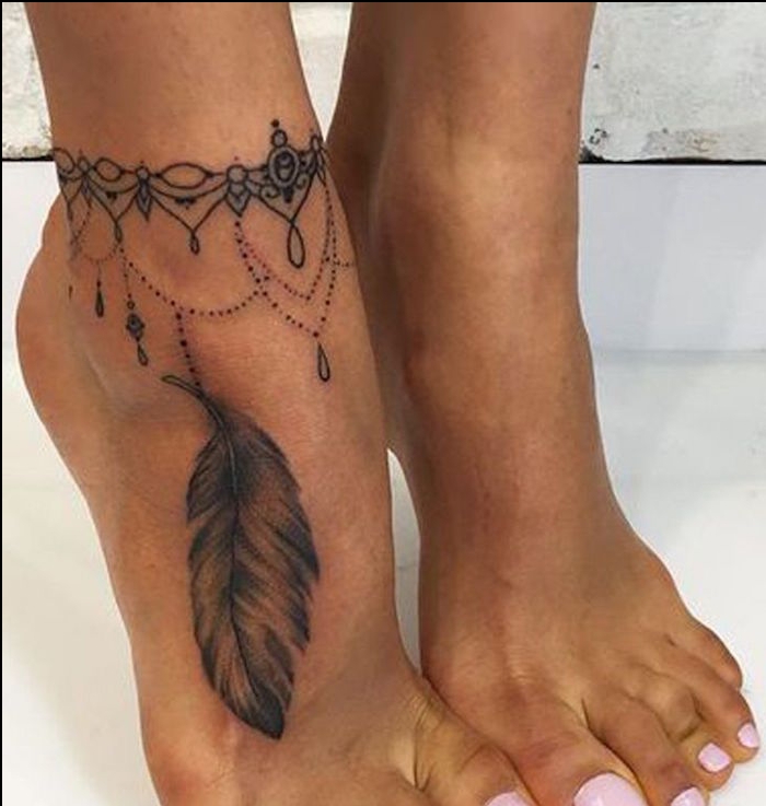 tatouage plume pied femme motif tattoo cheville style bijoux