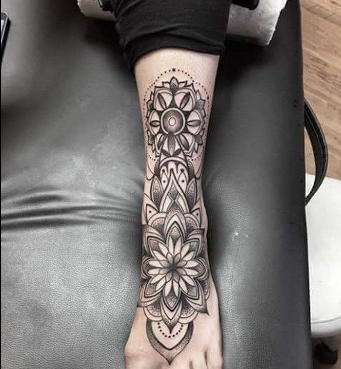 tatouage pied cheville tibia style mandala tattoo femme