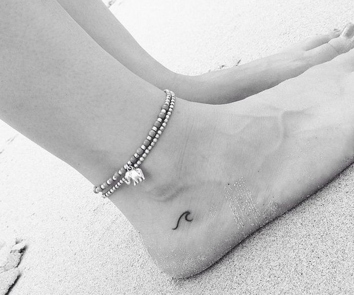 tattoo pied cheville petit tatouage sur la cheville mini vague simple