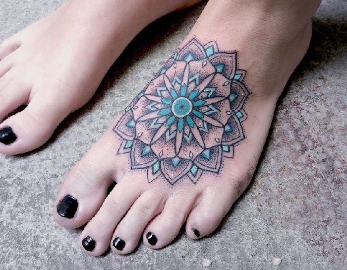 tatouage au pied mandala femme couleur idée tattoo pieds