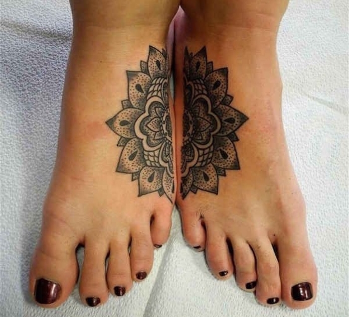 tatouages pieds complementaires symetriques mandala pied femme
