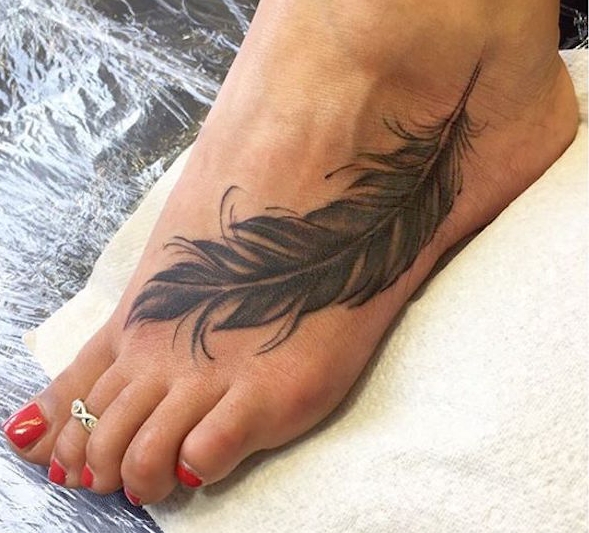 tatouage plume pied femme tattoo motif tatouages de pieds