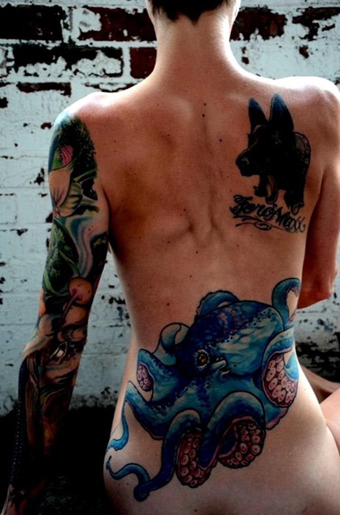 tatouage femme bas du dos pieuvre géante bleue idée tattoo hanches
