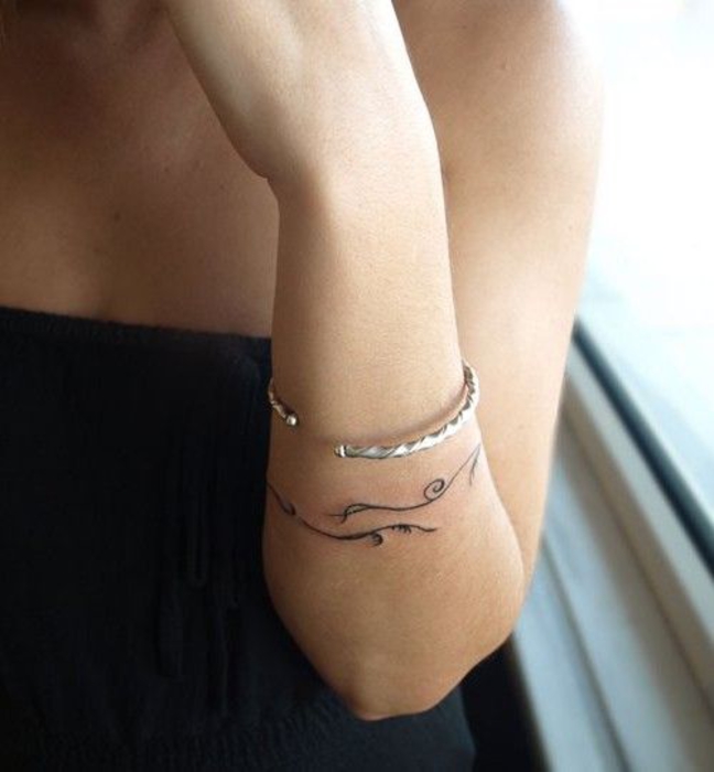 tatouage bracelet femme à motifs floraux, idée tatouage poignet minimaliste avec un bracelet réel