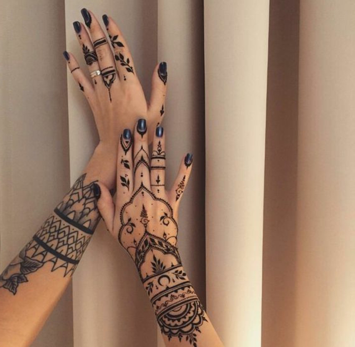 tatouage poignet, avant-bras en dentelle tatouée, motifs ethniques, vernis à ongles noir