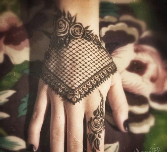 tatouage poignet, dentelle manchette et roses tatouées au poignet, vernis noir