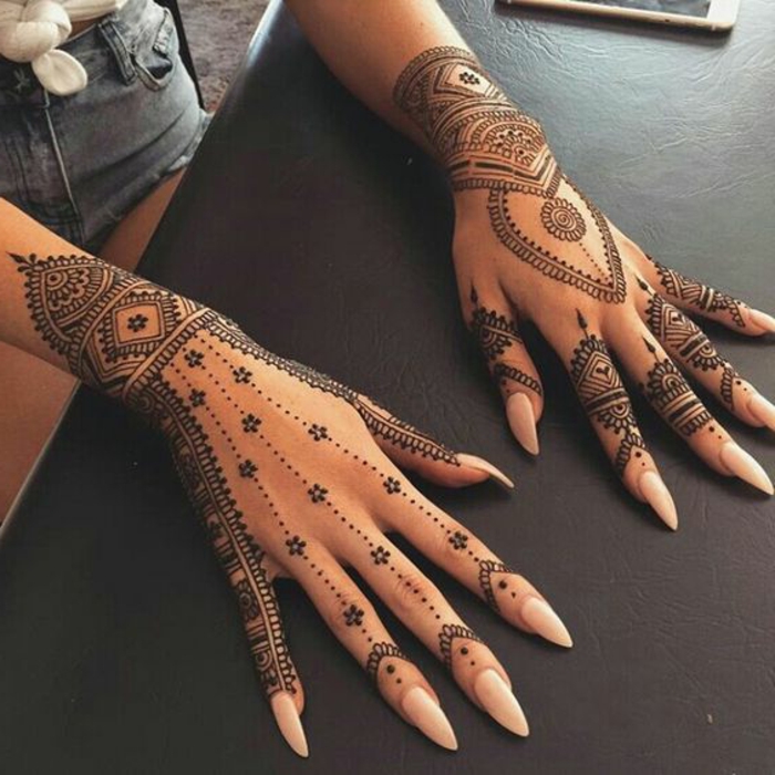tatouage poignet, dentelle au poignet, motig=fs orientaux tatoués sur les poignets