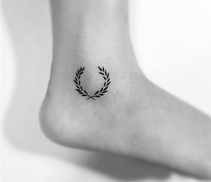 tatouage sur la cheville couronne de lauriers coté du pied