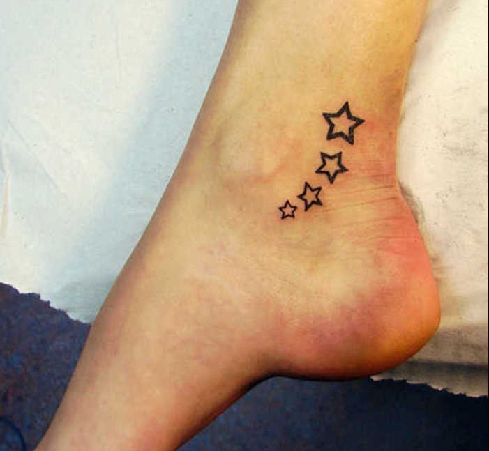 tatouage pied cheville pluie étoiles tattoo étoile sur pieds
