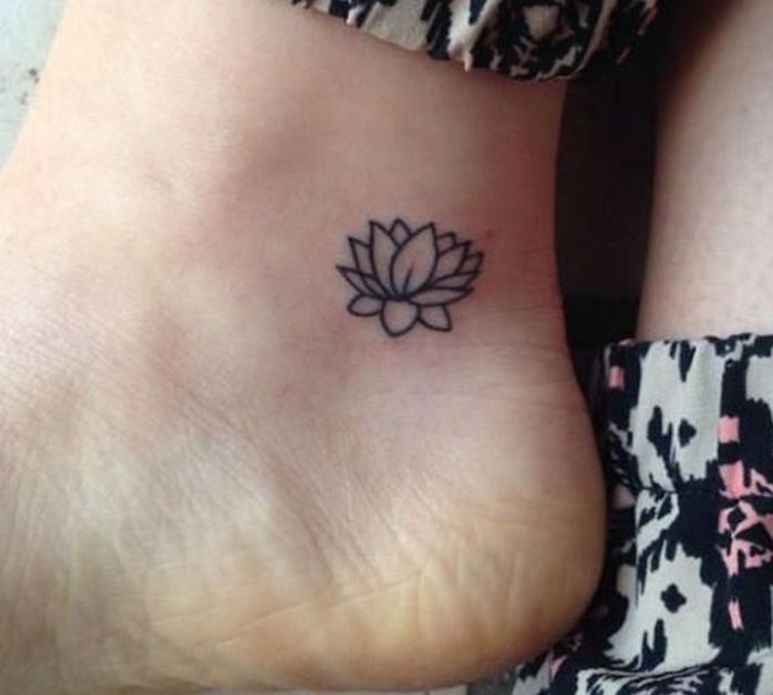 mini tattoo sur le pied tatouage pied cheville fleur de lotus 