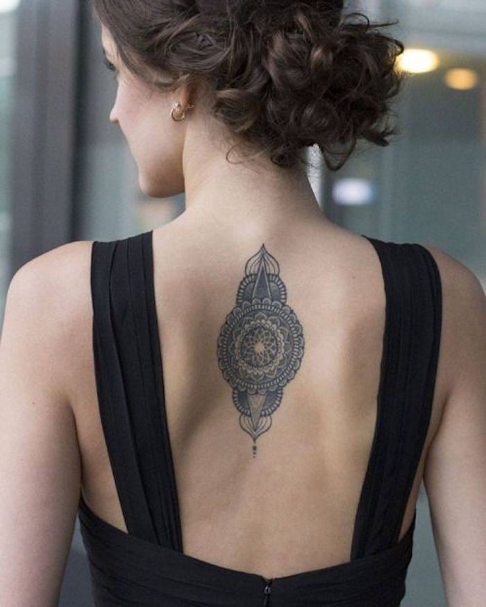 tatouage femme haut dos milieu style tattoo mandala rosace