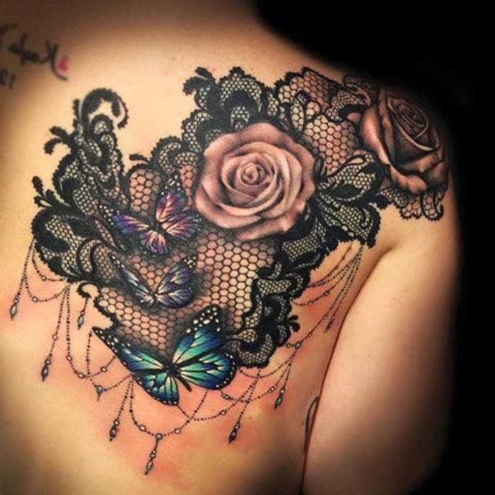 tatouage rose dentelle, papillons et roses avec dentelle noire, tatouage dos femme